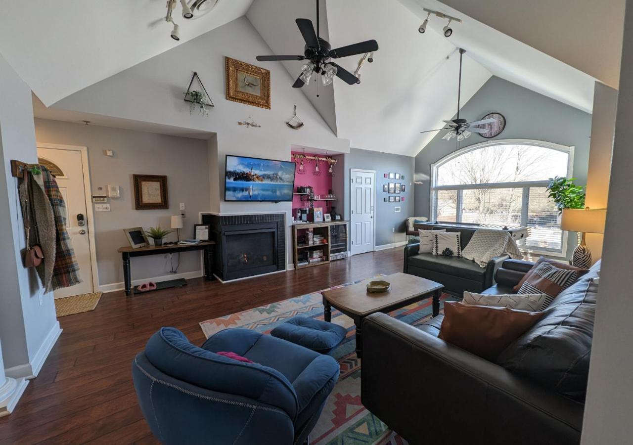Relaxing Condo On The River - New Air Hockey Table Pigeon Forge Exterior photo